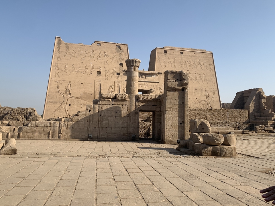 Grand temple antique avec des hiéroglyphes