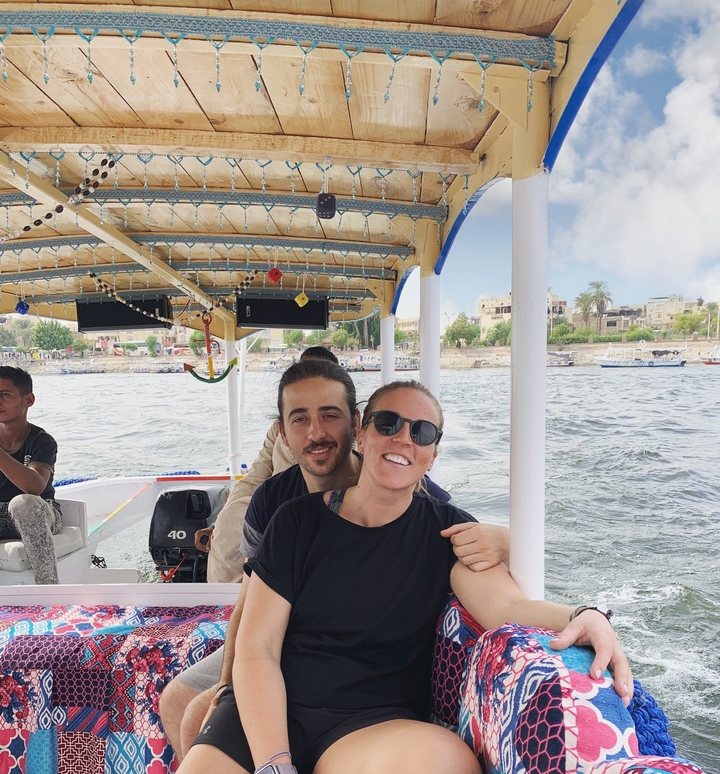 Couple en balade en bateau profitant de la rivière