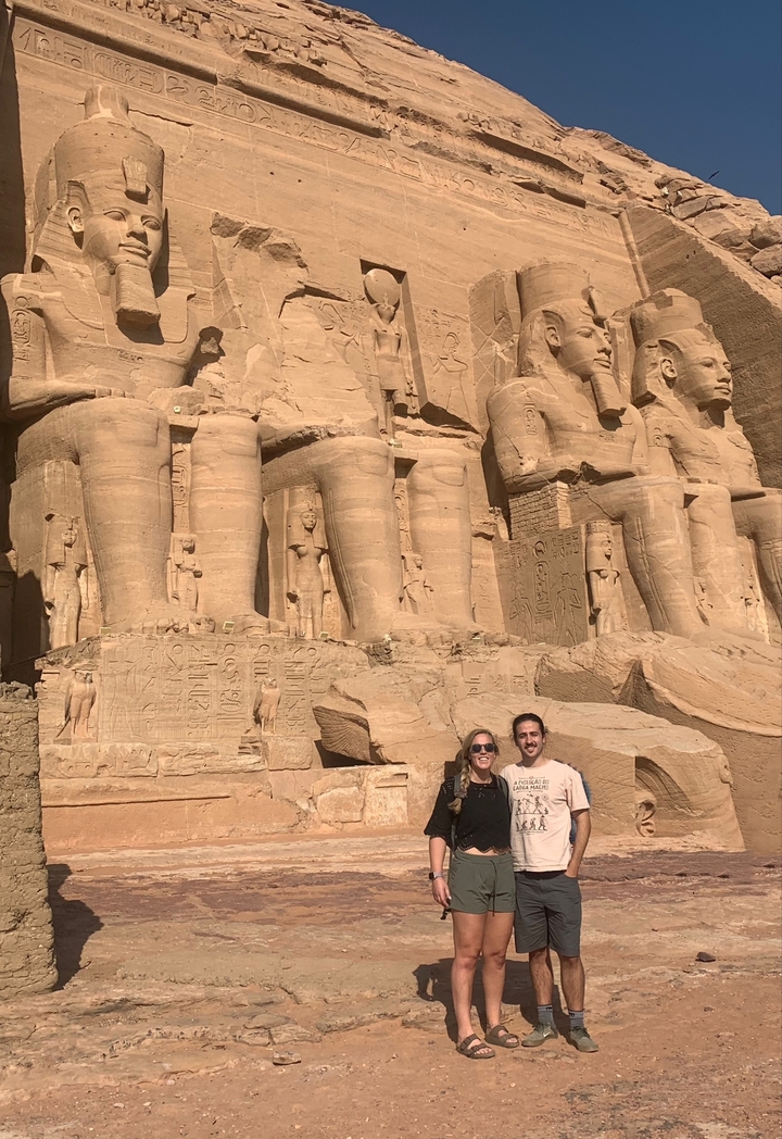 Couple posant devant les statues du temple d'Abou Simbel