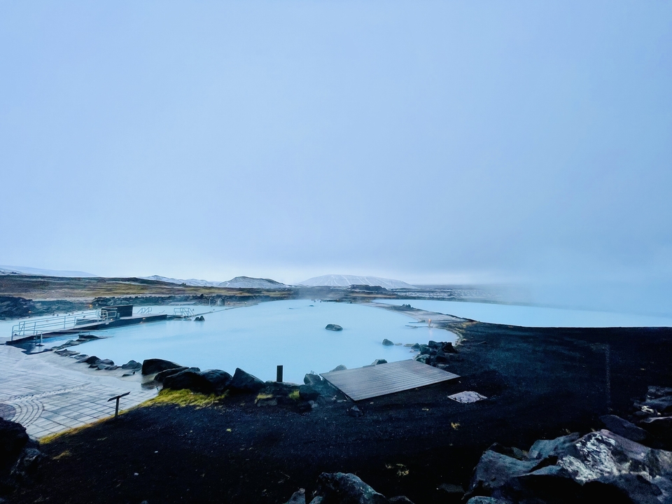Source géothermale avec vue panoramique.