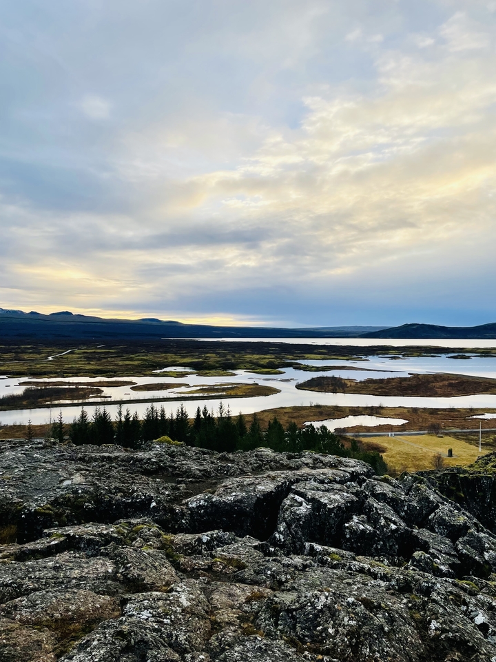 Un paysage pittoresque avec des formations aquatiques sous un ciel nuageux.