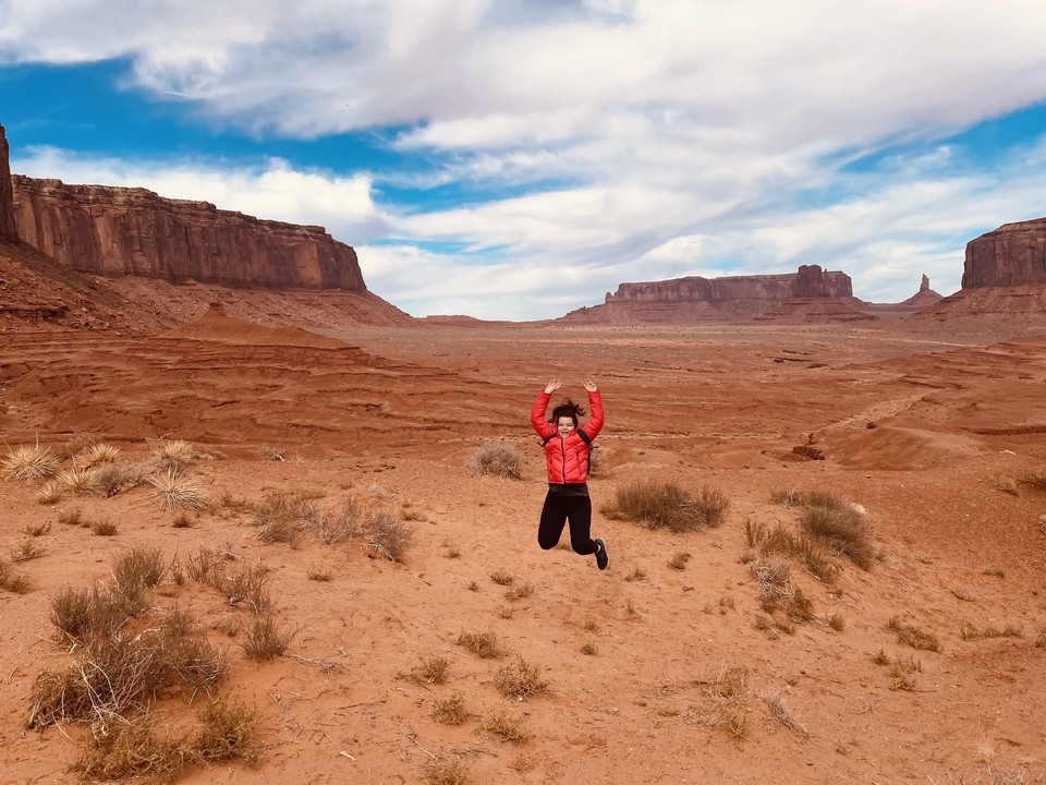 Personne sautant avec le paysage de Monument Valley en arrière-plan.