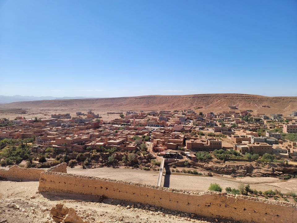 Vue sur une ville du désert avec des collines arides.