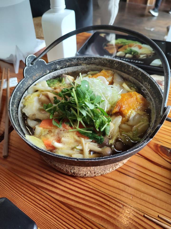 Bol de soupe aux légumes et aux nouilles.