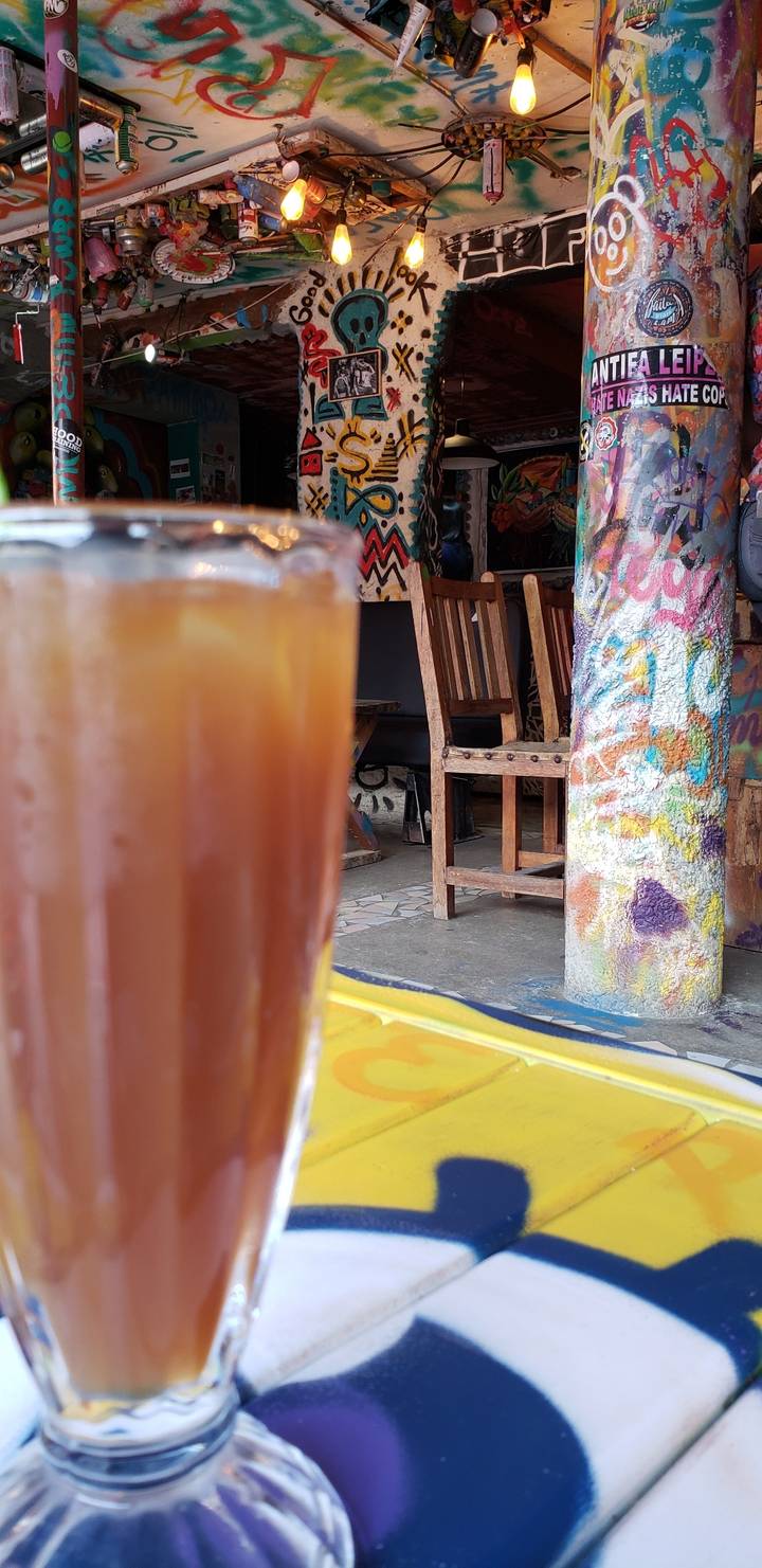 Intérieur de café coloré avec un grand verre de boisson.