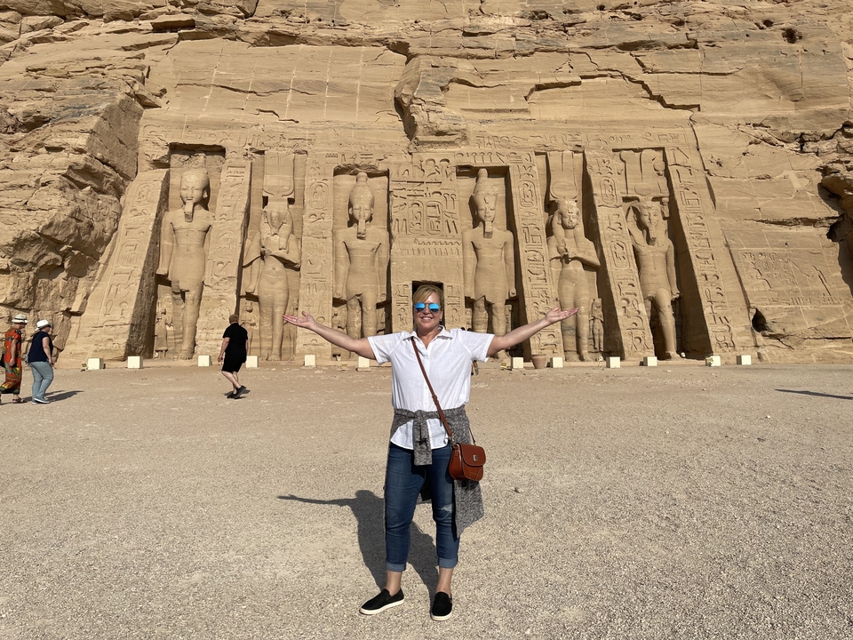 Personne devant les sculptures d'Abou Simbel.