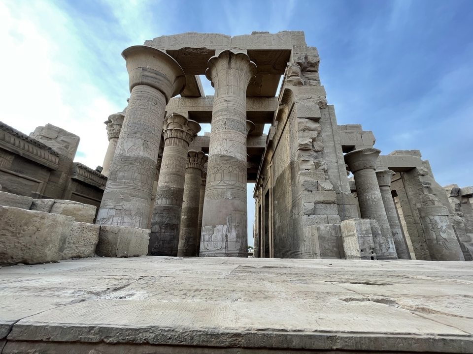 Colonnes de l'Égypte antique avec hiéroglyphes.