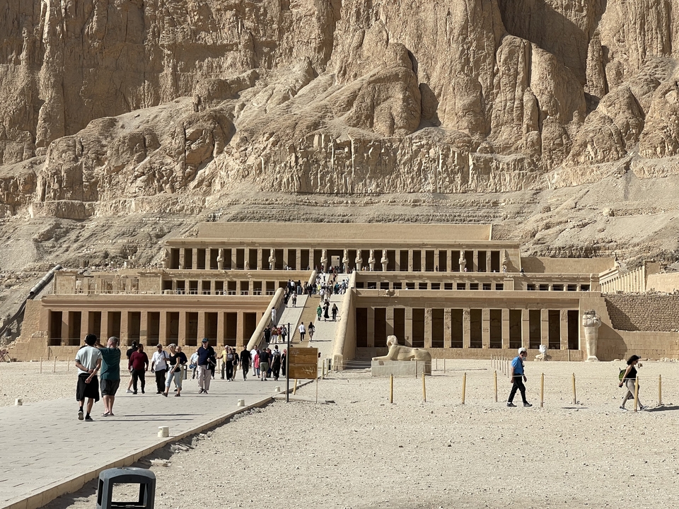 Temple d'Hatchepsout avec des touristes.