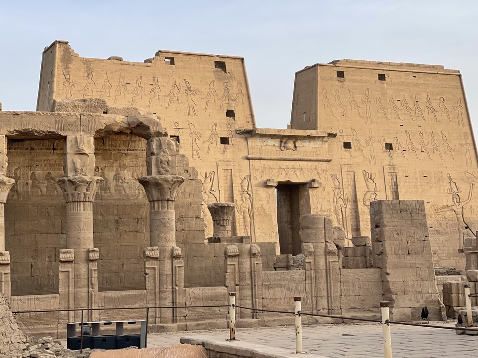 Temple égyptien antique avec des sculptures.