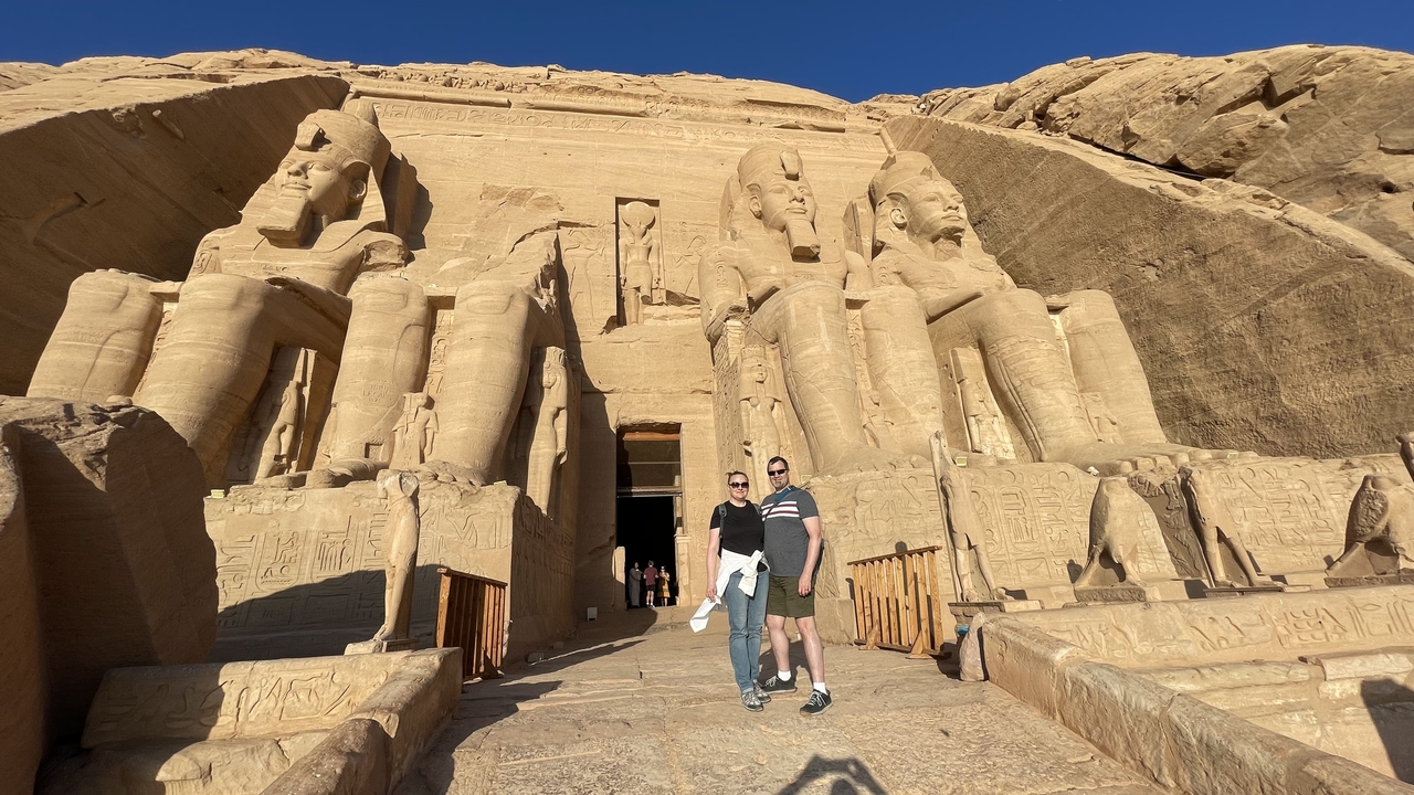 Touristes à l'entrée d'Abou Simbel