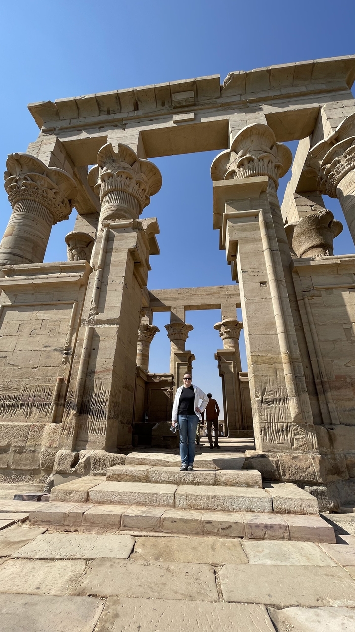 Femme debout parmi des colonnes anciennes