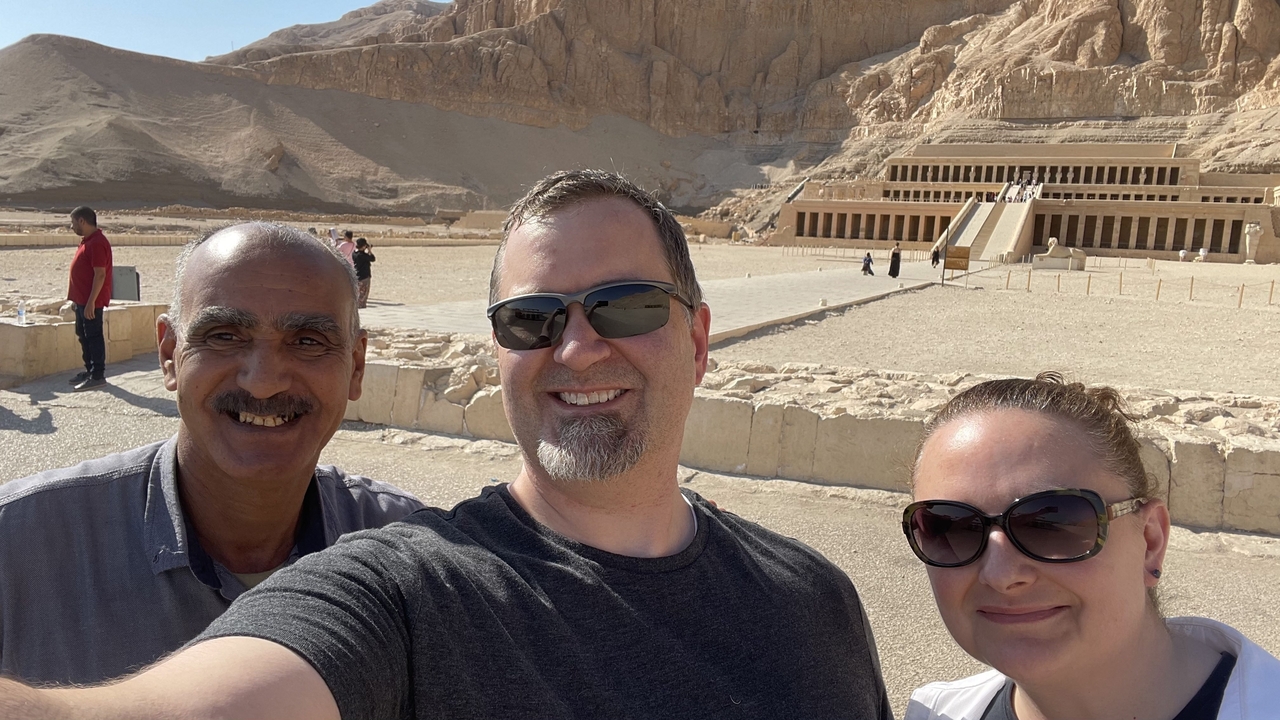 Photo de soi avec un temple ancien en arrière-plan