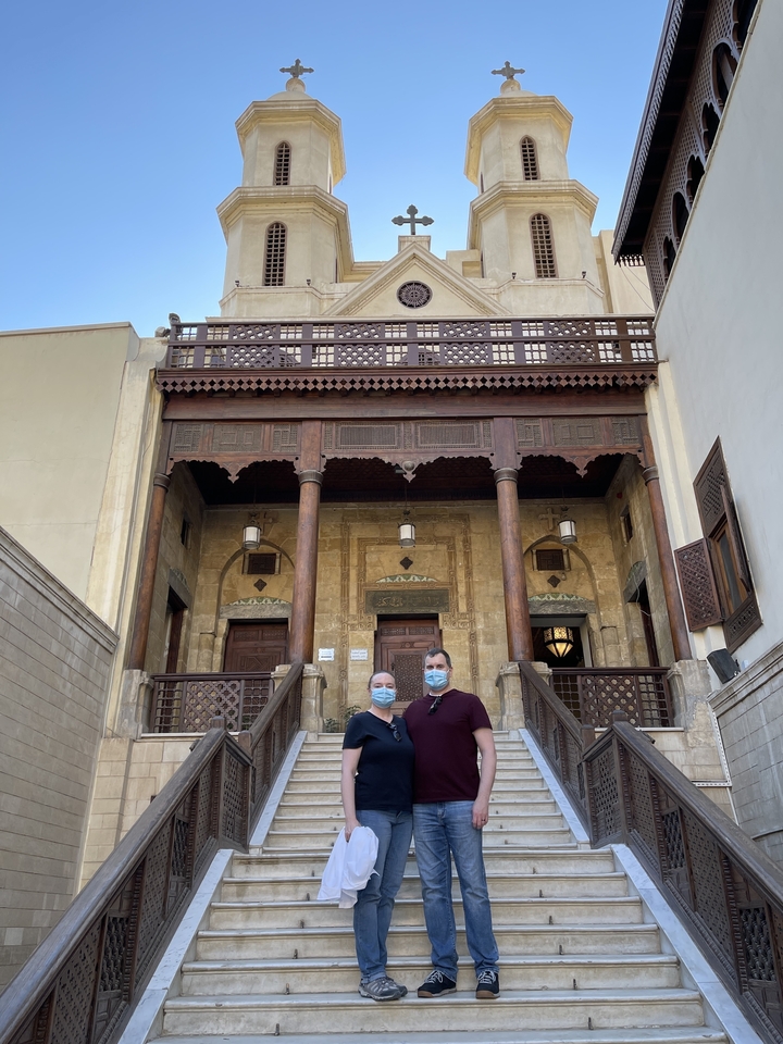 Couple devant l'entrée d'un bâtiment historique