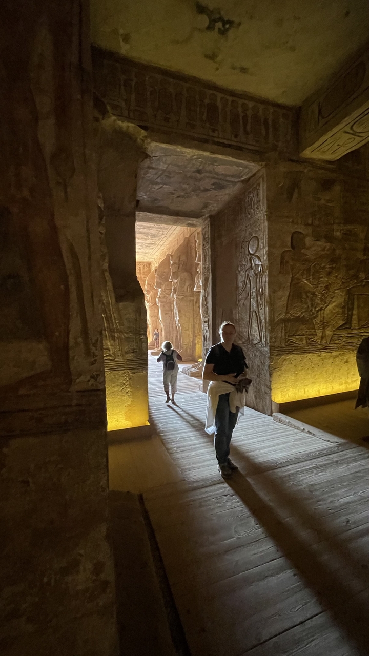 Intérieur d'un temple antique avec des touristes.