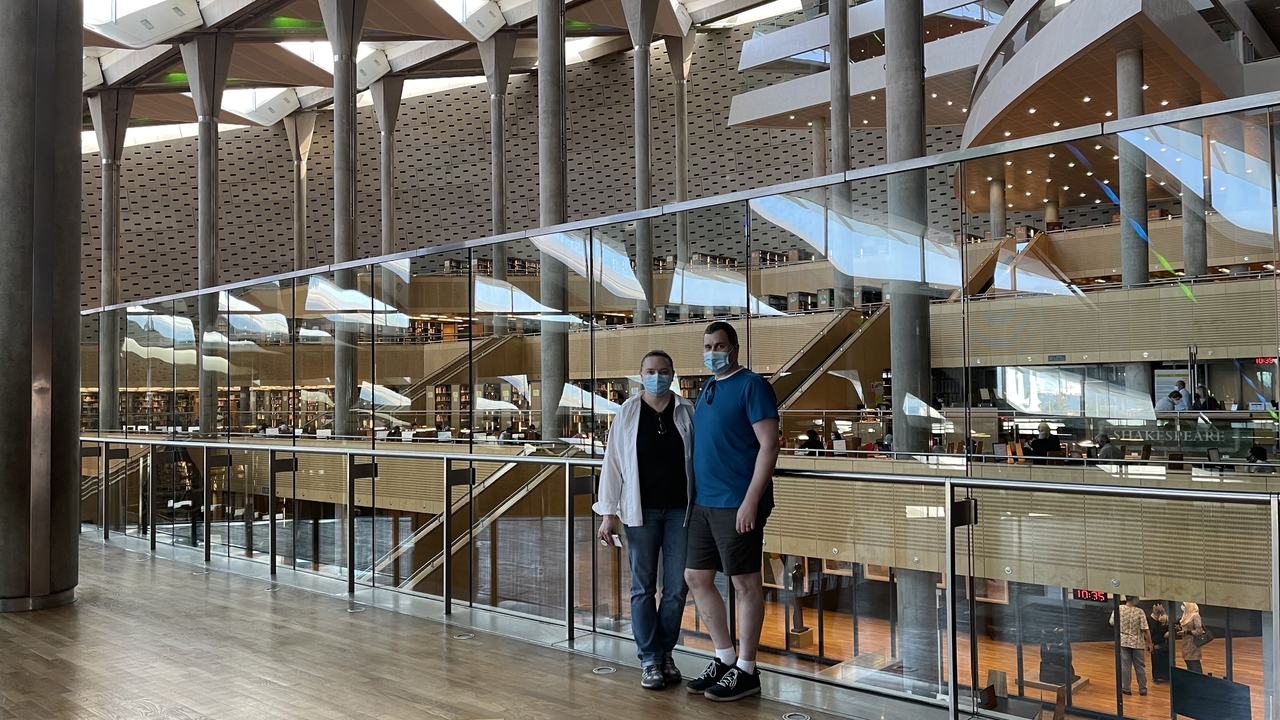 Couple dans un cadre intérieur moderne