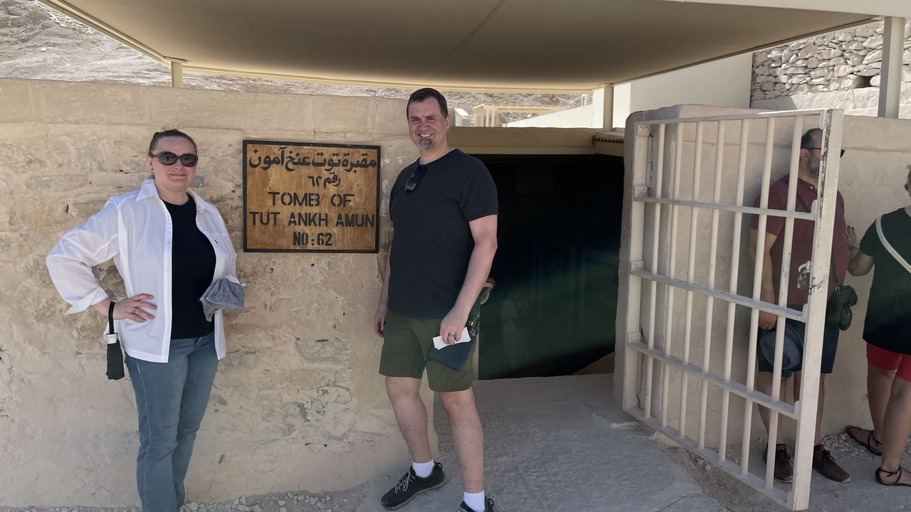 Couple posant à l'entrée d'un tombeau