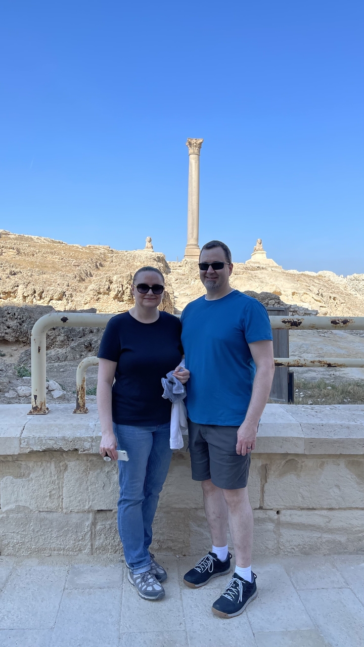 Un couple sur un site antique avec des ruines.