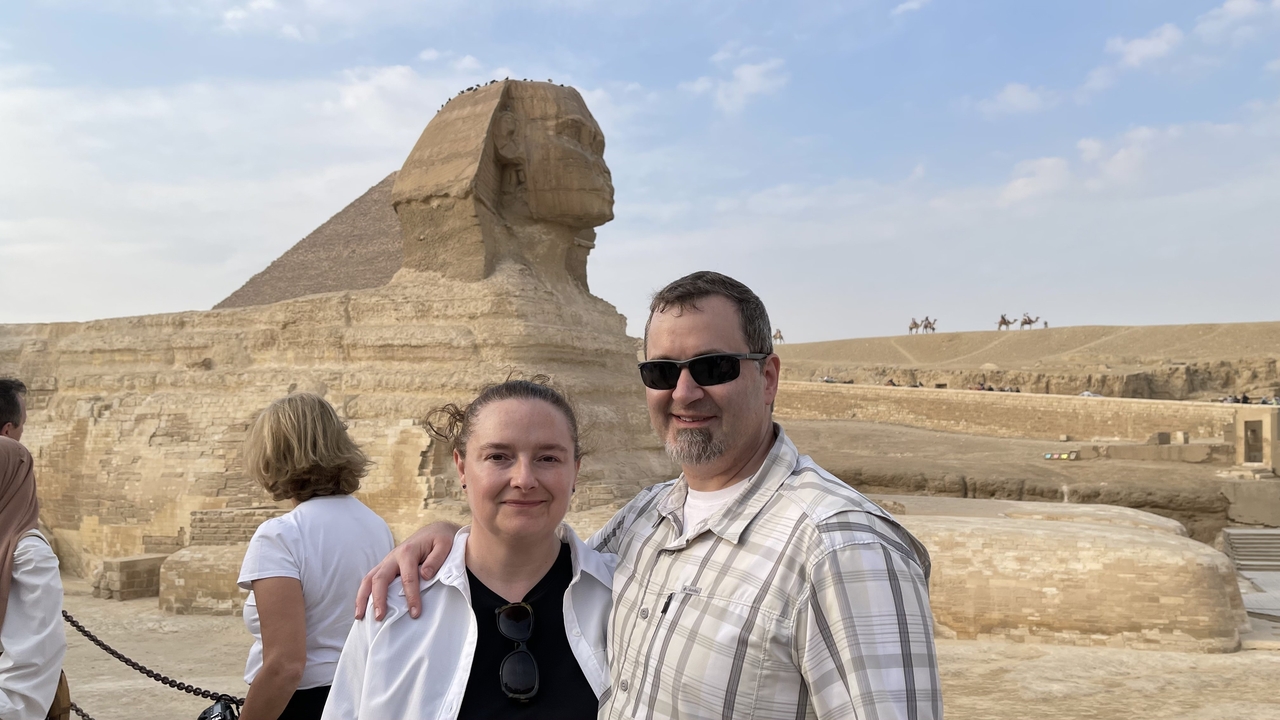 Un couple devant le Grand Sphinx.