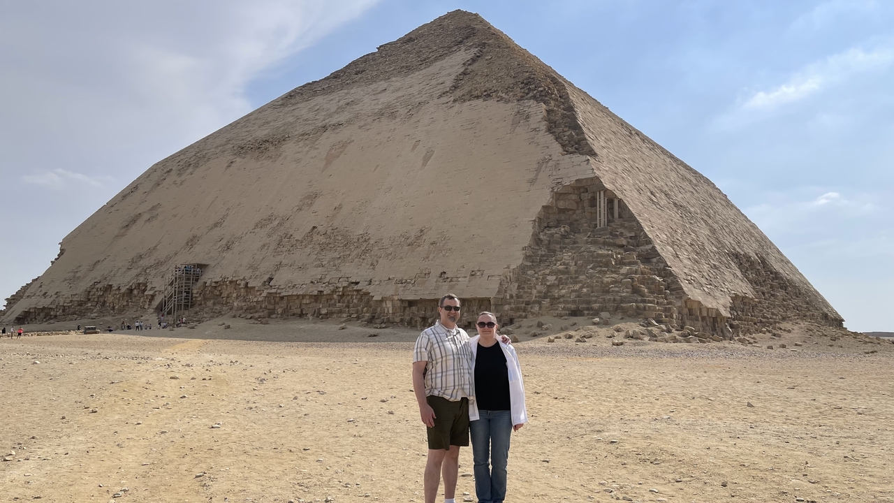 Des touristes devant la Pyramide rhomboïdale.