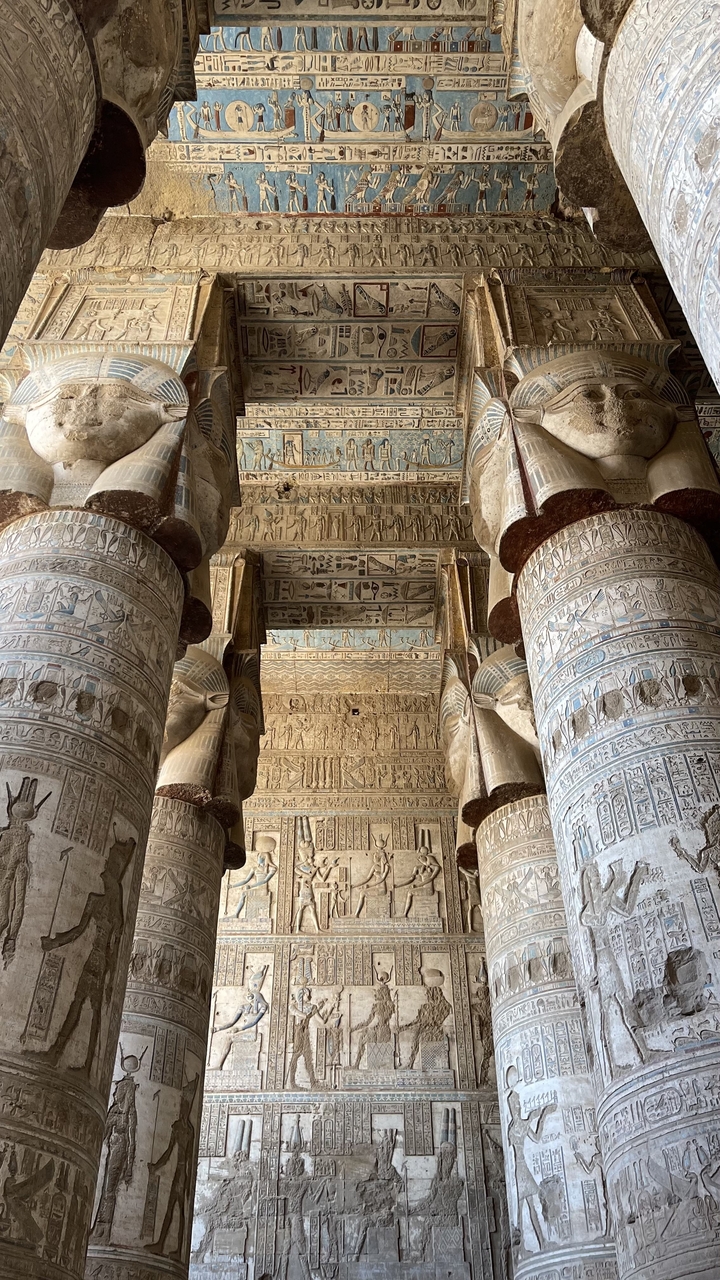 Plafond décoré et colonnes d'un temple