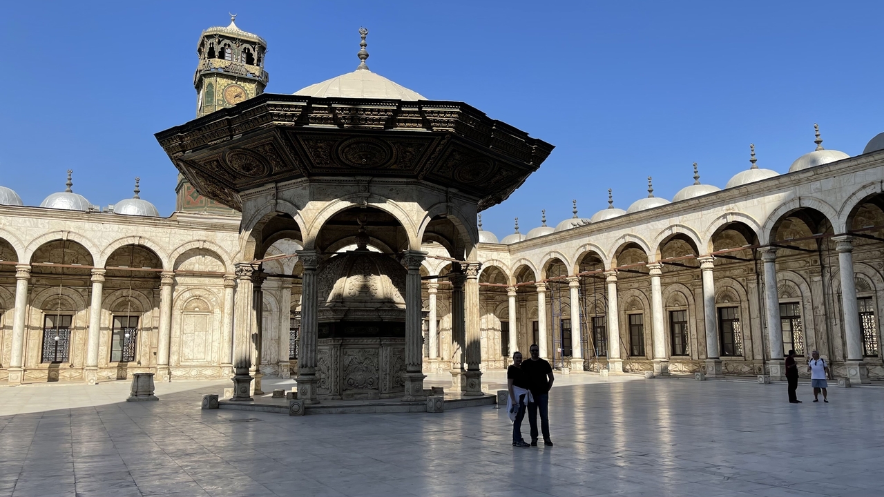 Personnes dans la cour d'une mosquée