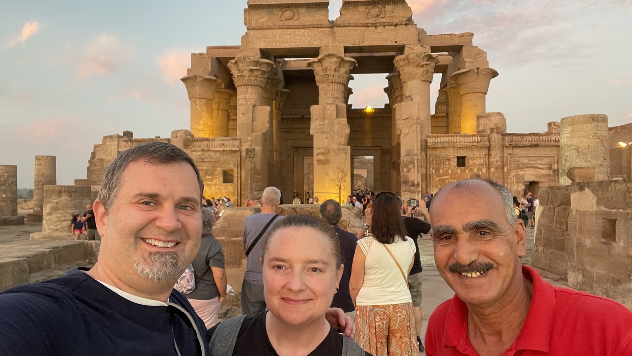 Selfie devant des ruines de temple avec des gens