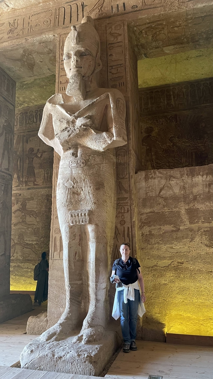 Statue à l'intérieur d'un temple avec une personne qui pose