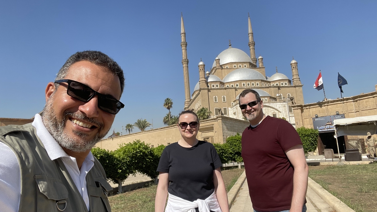 Groupe posant devant une mosquée