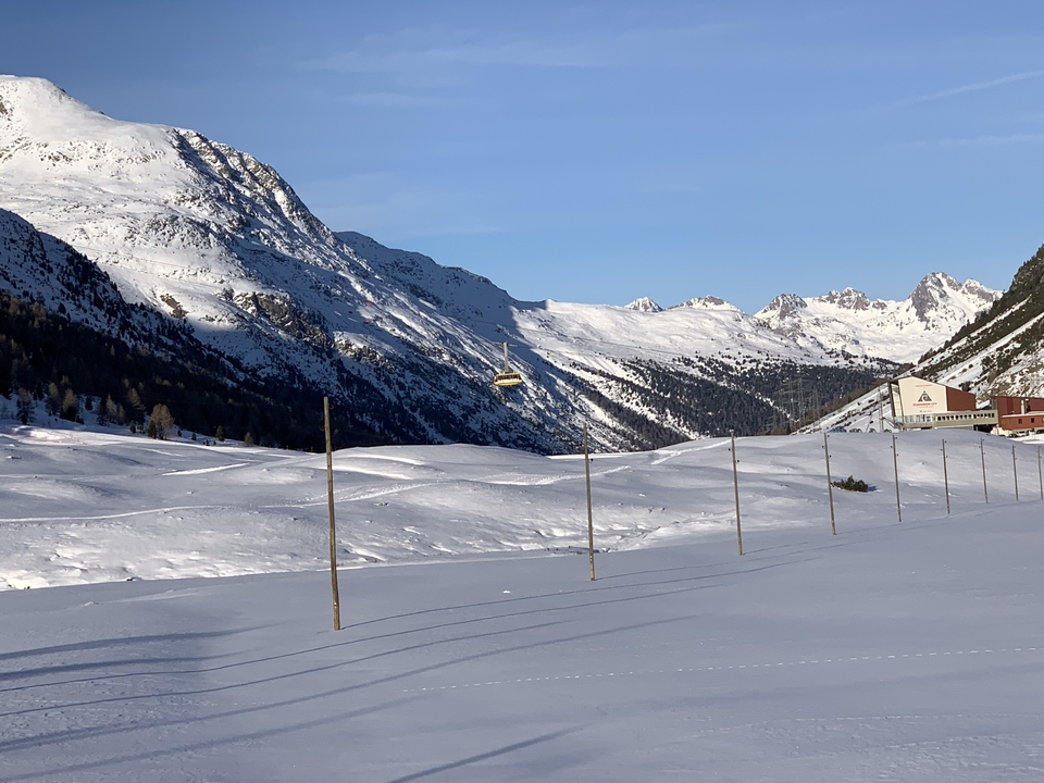 Montagnes enneigées avec un télésiège.