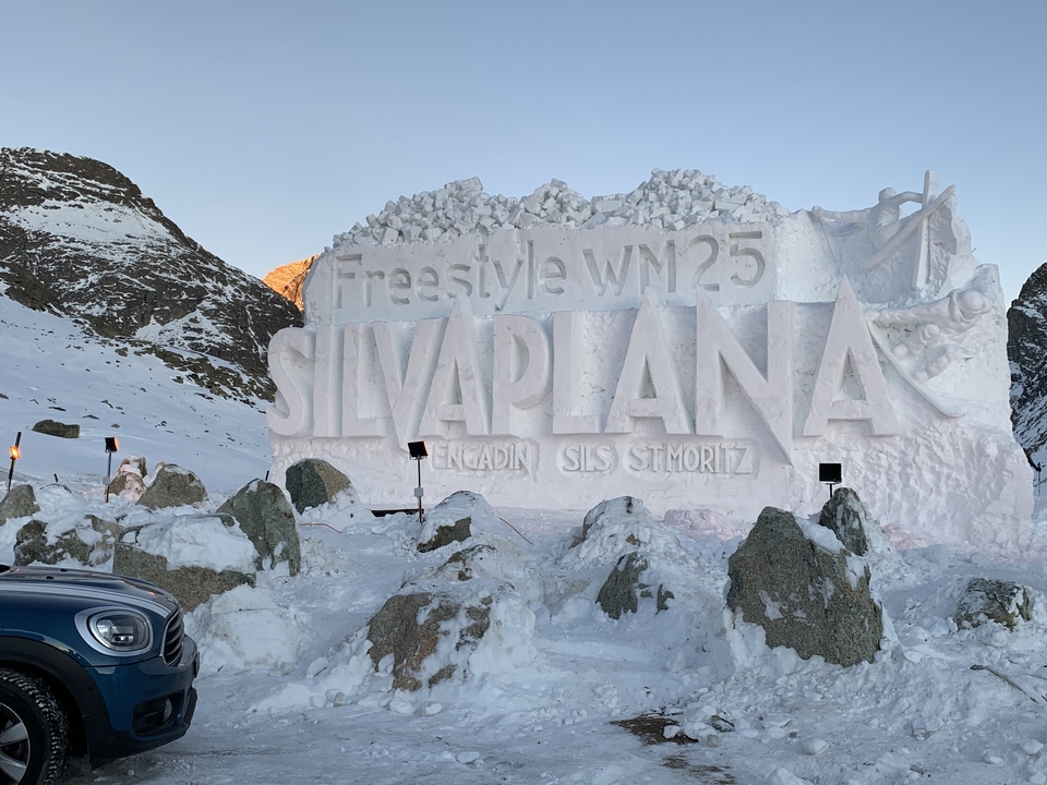 Exposition de sculptures de neige avec le texte 'Silvaplana'.