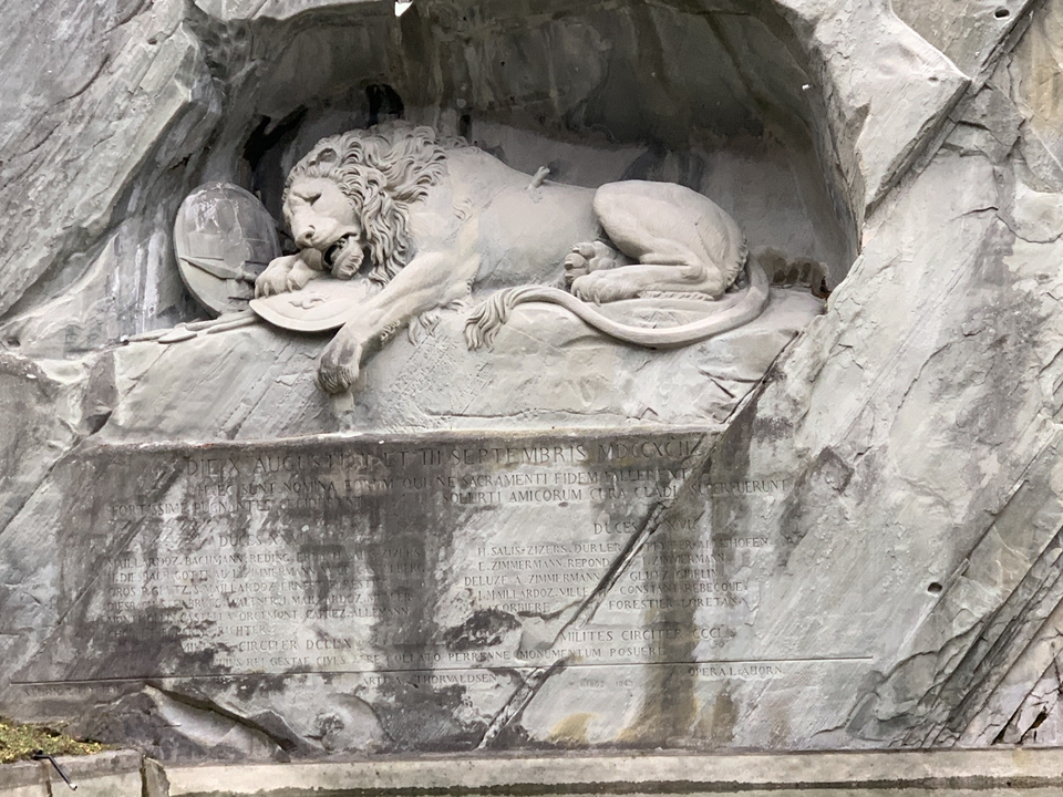 Monument au lion sculpté dans la roche.