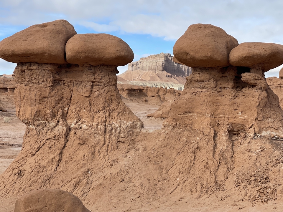 Formations rocheuses uniques ressemblant à des champignons dans un paysage désertique.