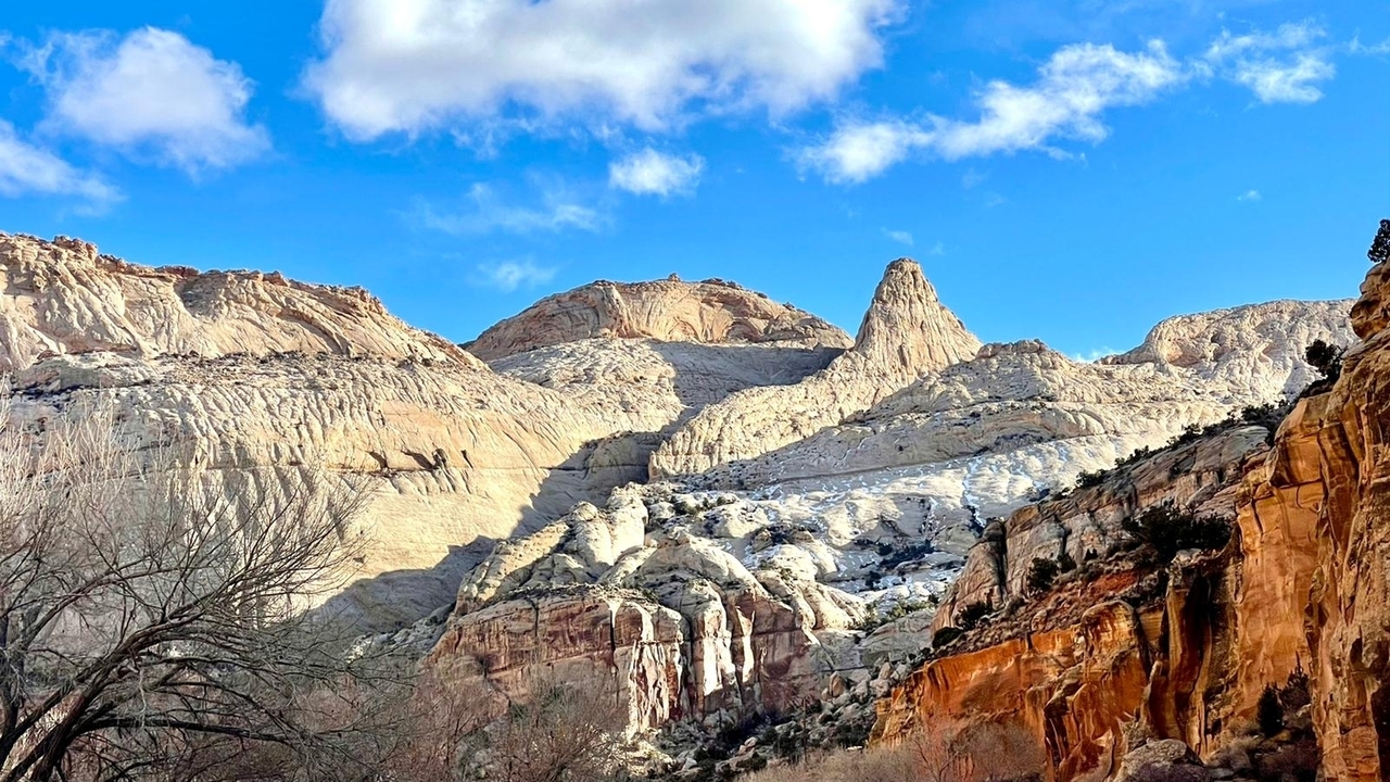 Majestueuses montagnes rocheuses avec un ciel bleu en arrière-plan.