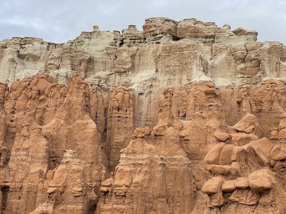 Formations rocheuses stratifiées dans un paysage désertique.