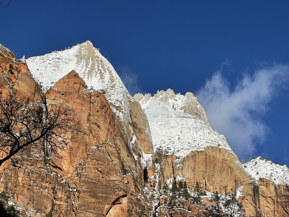Falaises enneigées avec un ciel bleu éclatant.
