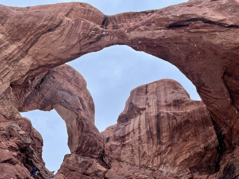 Arche rocheuse naturelle contre le ciel.