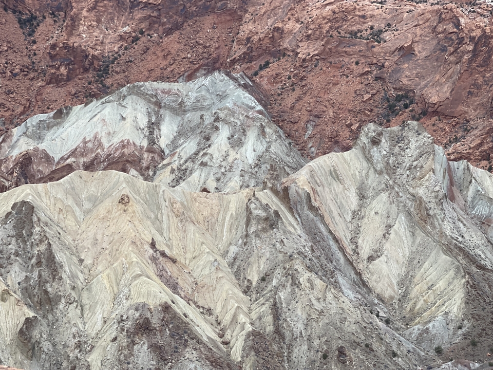 Formations rocheuses multicolores.