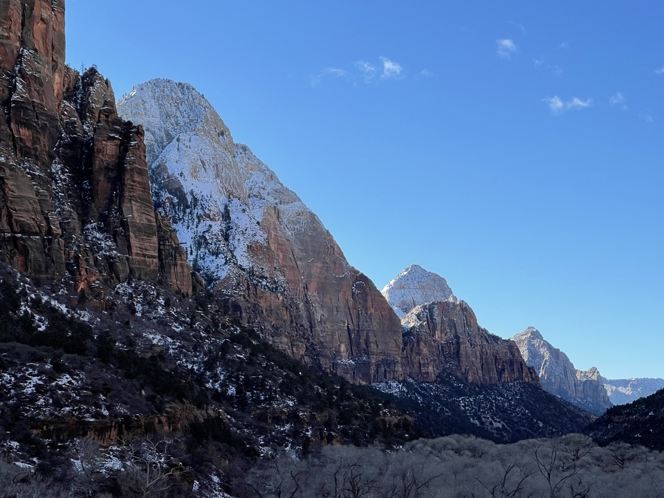 Vaste paysage avec des montagnes enneigées sous un ciel dégagé.