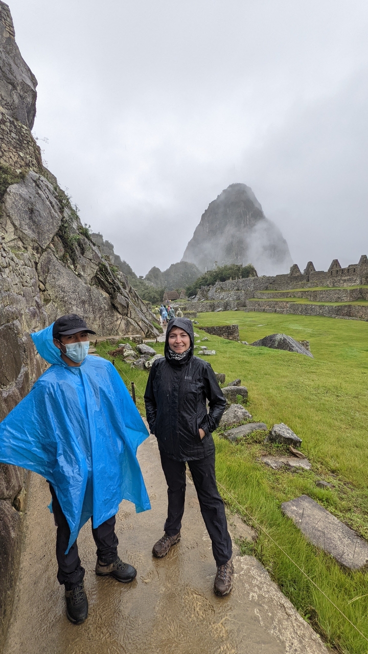 Deux personnes sur le site archéologique du Machu Picchu.