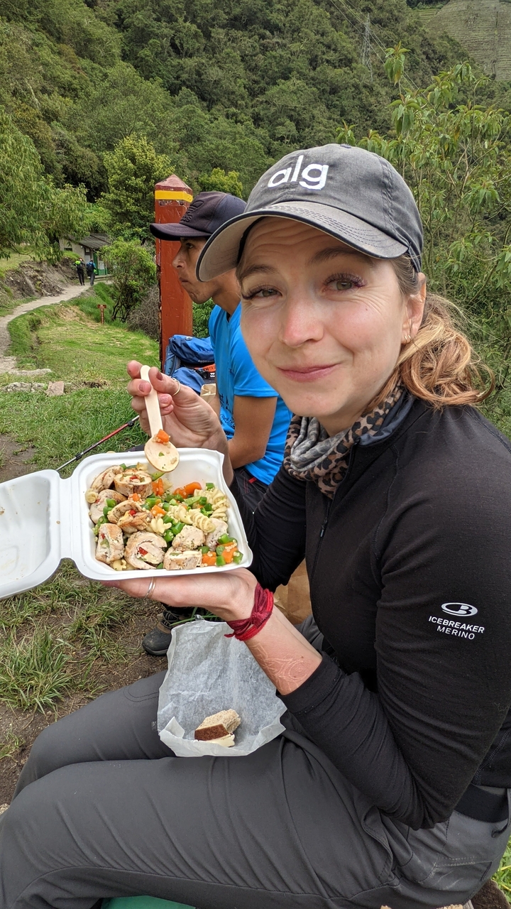 Personne tenant un récipient de nourriture à l'extérieur.