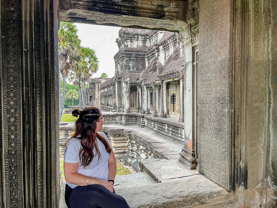 Femme regardant depuis un temple antique.