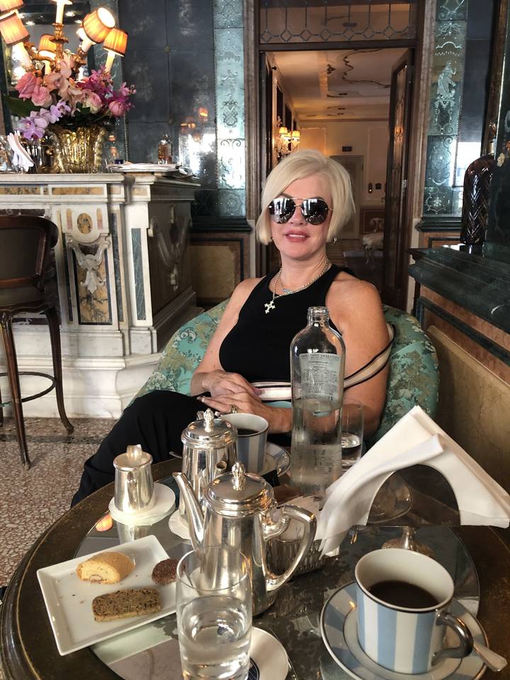 Personne assise dans un café chic en train de savourer une boisson.