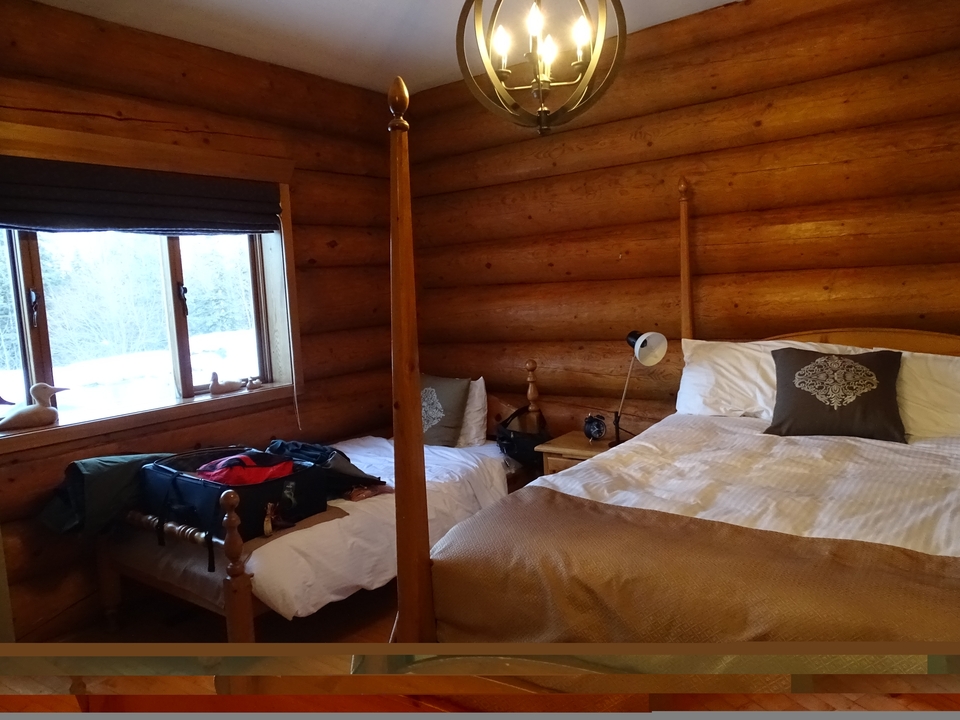 Intérieur d'une chambre de chalet en rondins confortable.