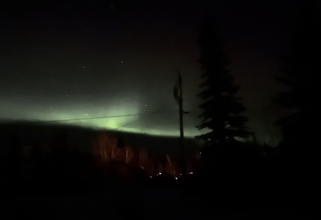 Un ciel nocturne flou avec de possibles aurores boréales.