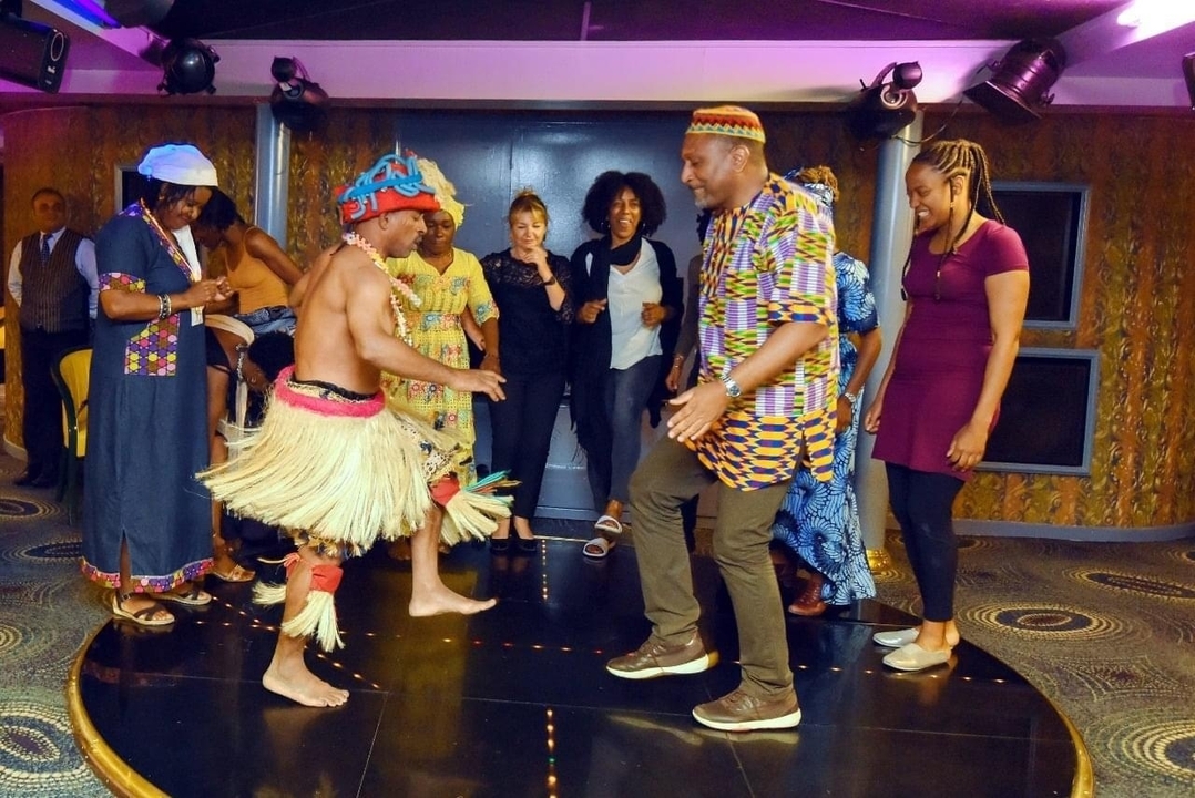 Une performance de danse animée avec des personnes en tenue traditionnelle.