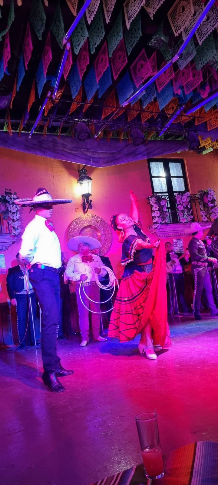 Spectacle de danse mexicaine coloré en intérieur.