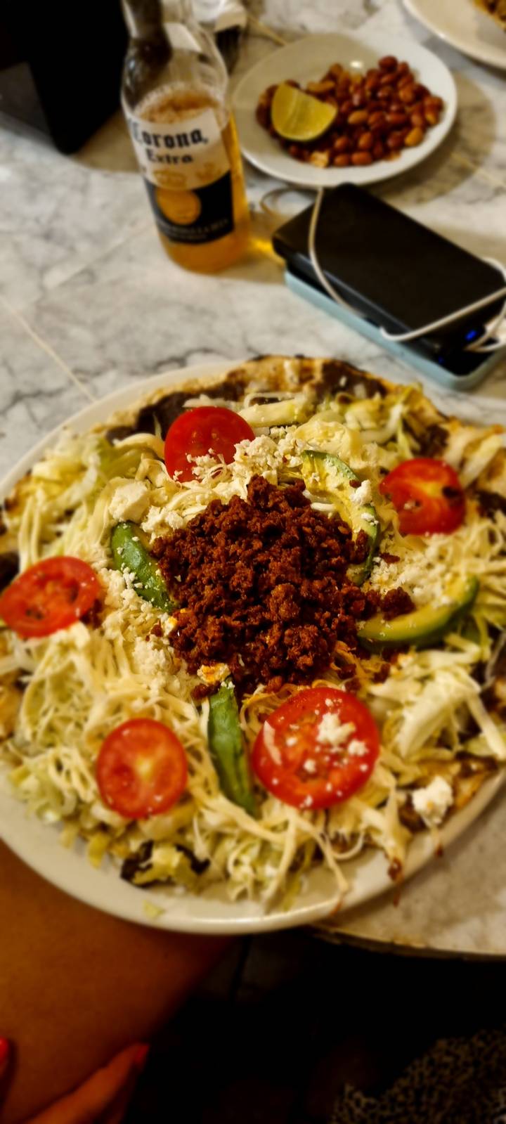 Plat mexicain avec des légumes frais et du chorizo.