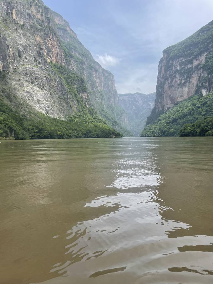 Rivière qui coule à travers un canyon aux parois escarpées.