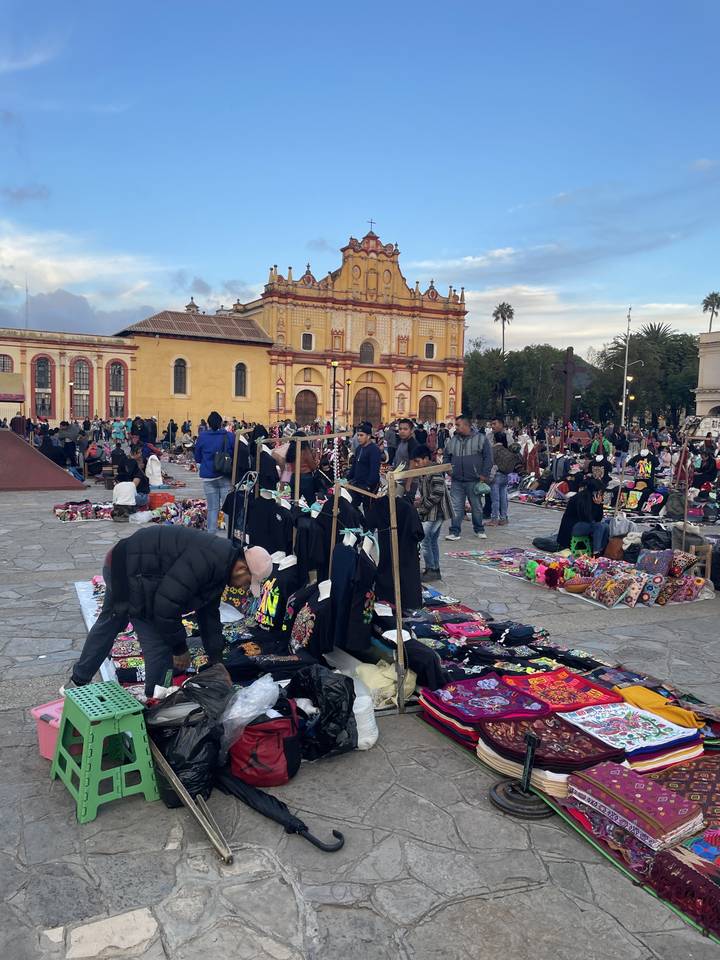 Marché en plein air avec des gens et des articles colorés.