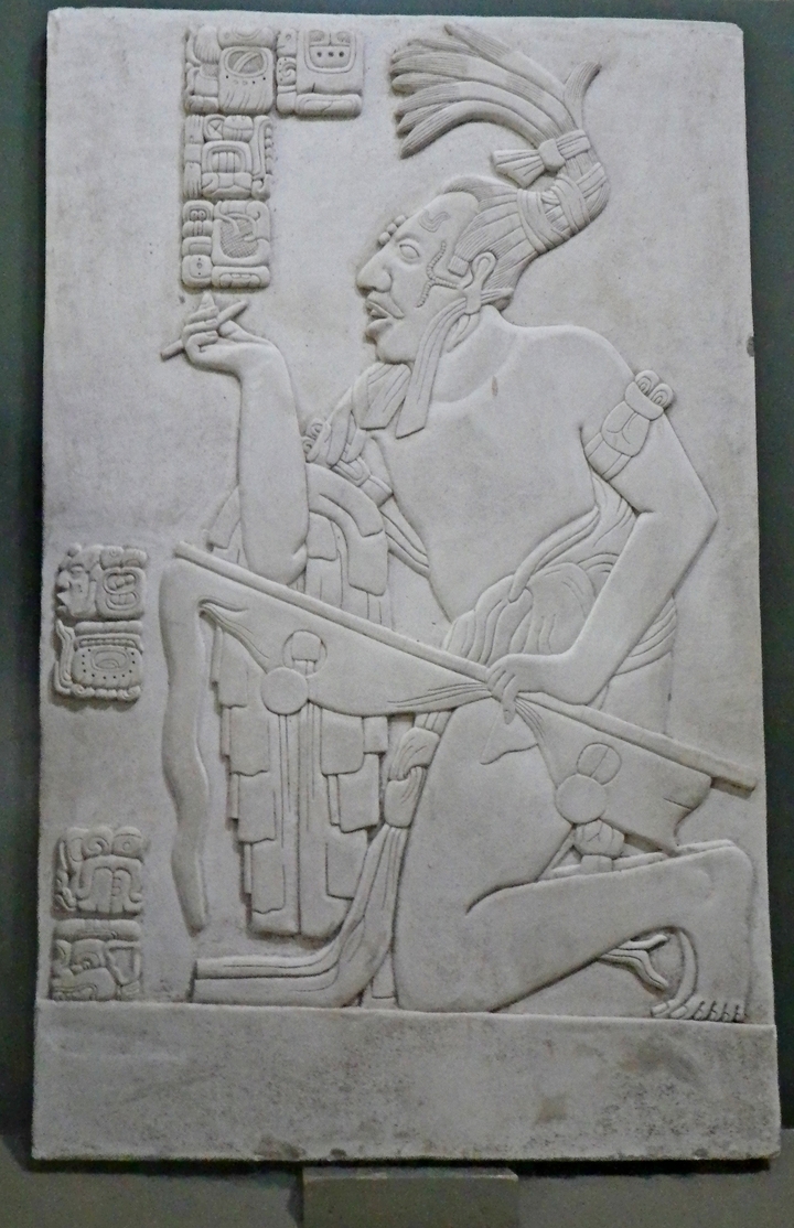 Gros plan d'un bas-relief en pierre sculpté antique.